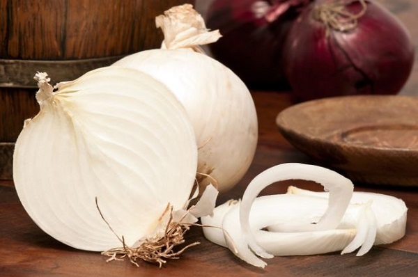 Sagriezti sīpoli uz galda