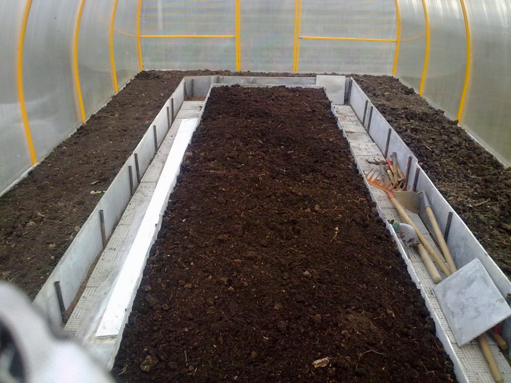 Sagatavota augsne tomātiem siltumnīcā