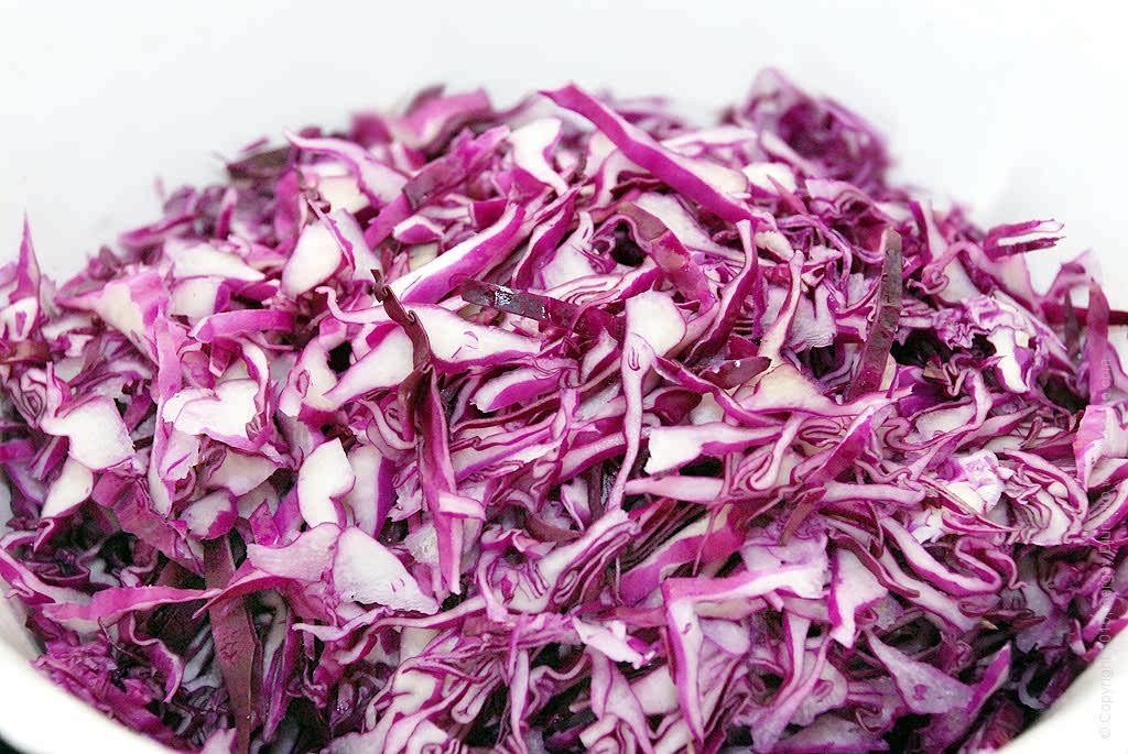 잘게 썬 붉은 양배추