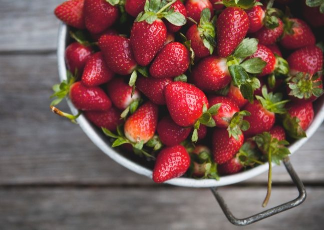 สตรอเบอร์รี่สุกสวยงามในชาม