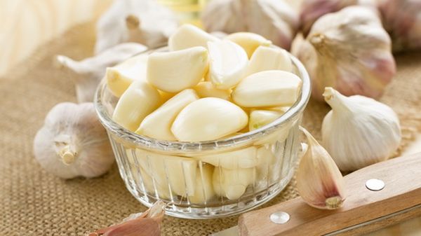 A fokhagymát nagyon gyorsan meg lehet hámozni.
