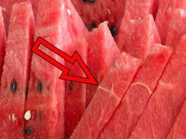 تشير الخطوط البيضاء في لب البطيخ إلى النترات تشير الخطوط البيضاء في لب البطيخ إلى النترات