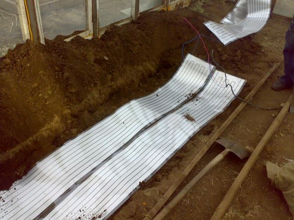 Opvarmning af en drivhusstruktur med infrarød film Opvarmning af en drivhusstruktur med infrarød film