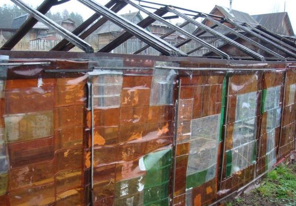 Siltumnīcas rāmis izgatavots no plastmasas pudelēm Siltumnīcas rāmis izgatavots no plastmasas pudelēm