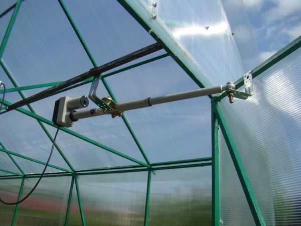 Automātiska ventilācija ir svarīga detaļa siltumnīcā. Automātiska ventilācija ir svarīga detaļa siltumnīcā.