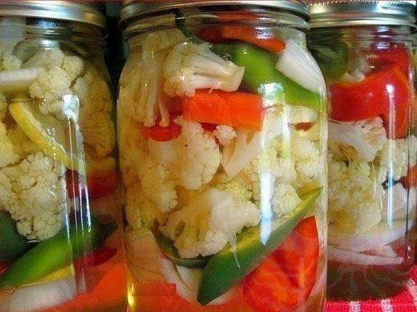 Skaisti ziedkāpostu lietussargi ir labvēlīgu mikroelementu krātuve. Skaisti ziedkāpostu lietussargi ir labvēlīgu mikroelementu krātuve.