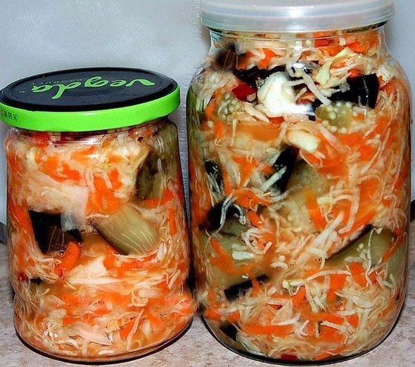 Marinēti kāposti ar baklažānu gabaliņiem Marinēti kāposti ar baklažānu gabaliņiem