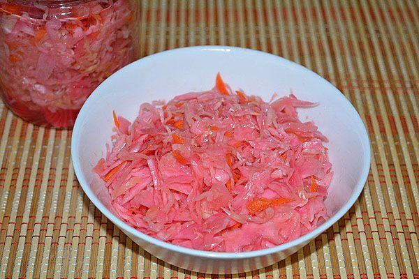 Marinēti sasmalcināti kāposti ar bietēm Marinēti sasmalcināti kāposti ar bietēm