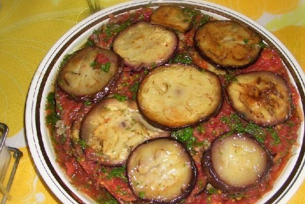 Azerbaidžāņu stila baklažānu uzkoda Azerbaidžāņu stila baklažānu uzkoda