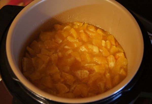 Apelsīnu ievārījumu var pagatavot lēnajā plītī. Apelsīnu ievārījumu var pagatavot lēnajā plītī.