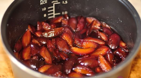 Plūmju ievārījumu var pagatavot arī lēnajā plītī. Plūmju ievārījumu var pagatavot arī lēnajā plītī.