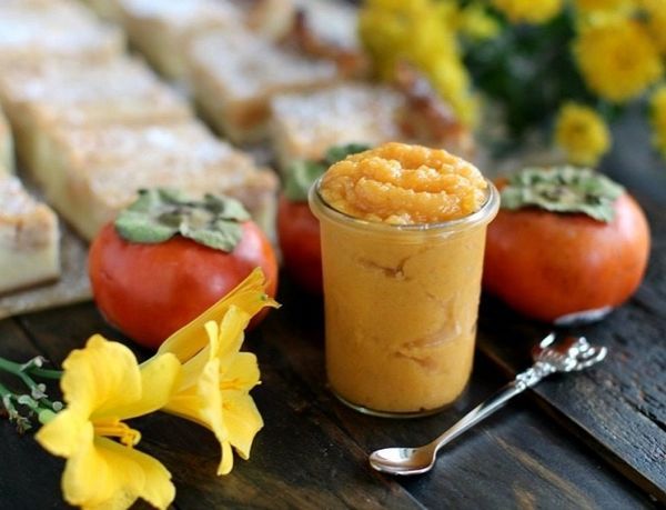 Spilgti oranžs hurma ievārījums ir izcila delikatese. Spilgti oranžs hurma ievārījums ir izcila delikatese.