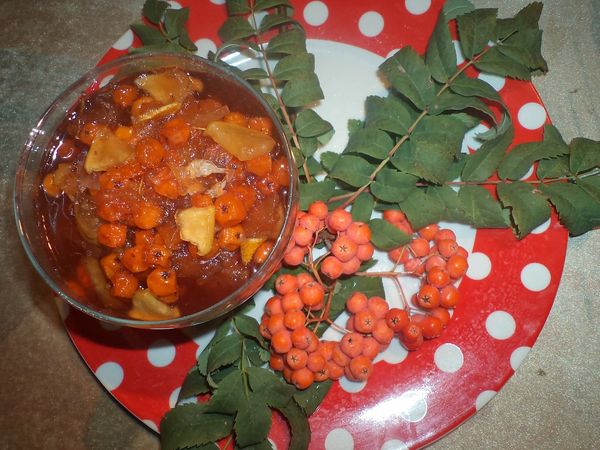 Sarkano pīlādžu ievārījums ar apelsīniem un riekstiem Sarkano pīlādžu ievārījums ar apelsīniem un riekstiem