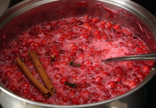 Brūkleņu ievārījums ar kanēli lēnajā plītī Brūkleņu ievārījums ar kanēli lēnajā plītī