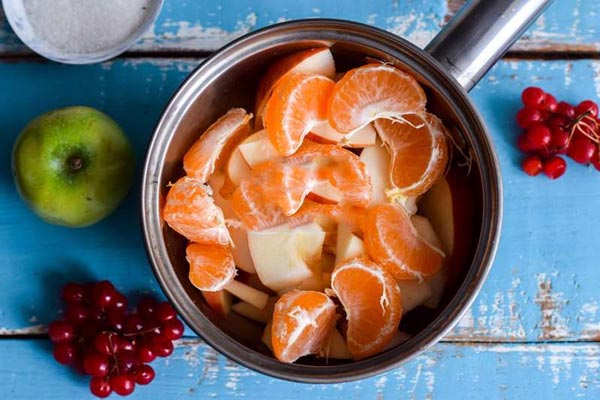 Ļoti garšīgs ievārījums, kas gatavots no āboliem un mandarīniem Ļoti garšīgs ievārījums, kas gatavots no āboliem un mandarīniem