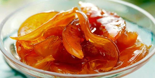 Garšīgs dzidrs ievārījums, kas pagatavots no ābolu šķēlītēm Garšīgs dzidrs ievārījums, kas pagatavots no ābolu šķēlītēm