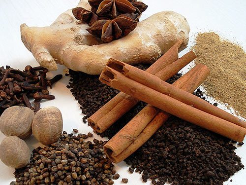 Ingvers, kanēlis un krustnagliņas ir deserta galvenās sastāvdaļas. Ingvers, kanēlis un krustnagliņas ir deserta galvenās sastāvdaļas.