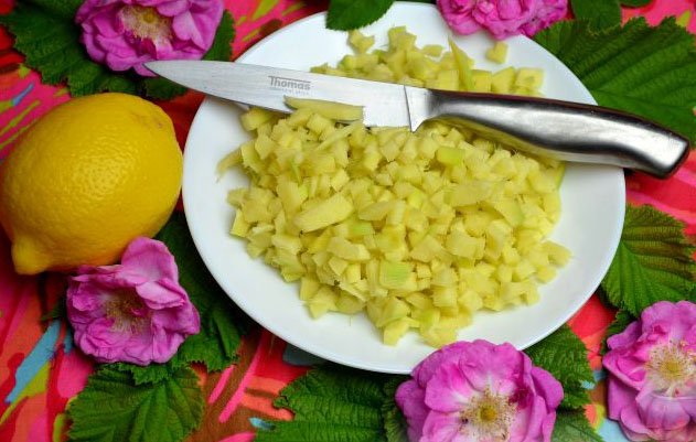 Citrons un ingvers rožu ziedlapiņu ievārījuma pagatavošanai Citrons un ingvers rožu ziedlapiņu ievārījuma pagatavošanai