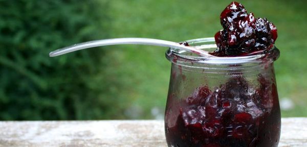 Deserts, kas gatavots no saldētām jāņogām Deserts, kas gatavots no saldētām jāņogām